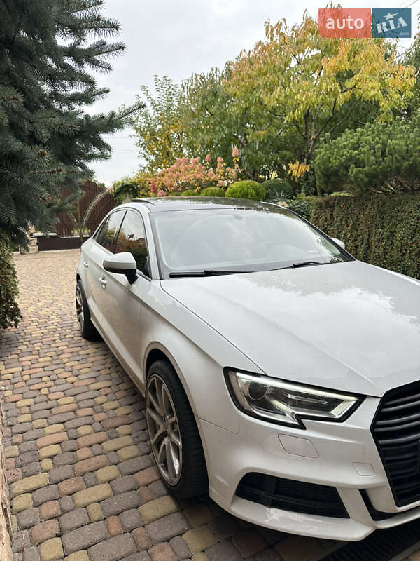 Седан Audi A3 2016 в Ровно