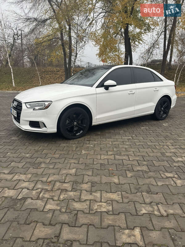 Седан Audi A3 2018 в Дніпрі