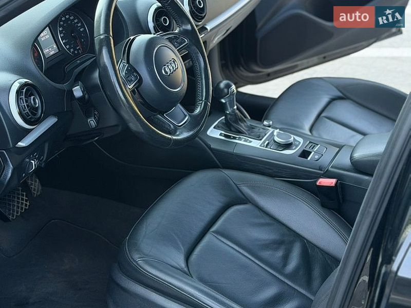 Седан Audi A3 2015 в Мостиській
