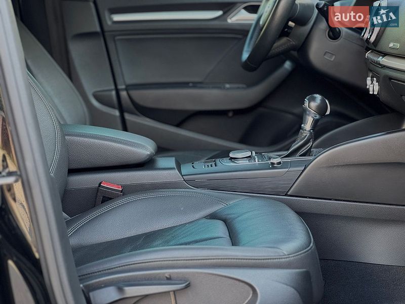 Седан Audi A3 2018 в Староконстантинове