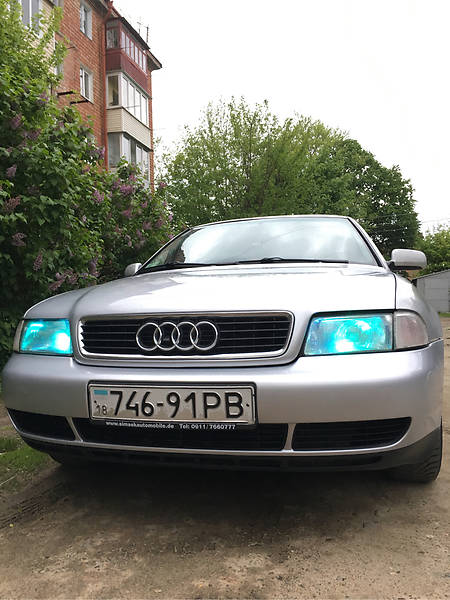 Седан Audi A4 1995 в Чернівцях