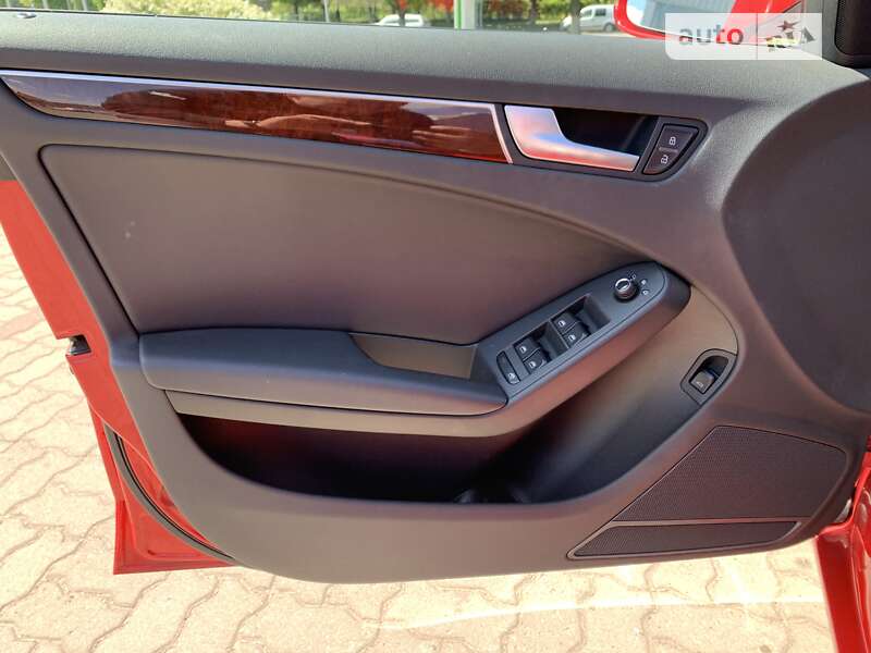 Седан Audi A4 2011 в Луцке