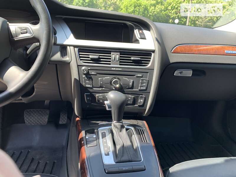 Седан Audi A4 2011 в Луцке