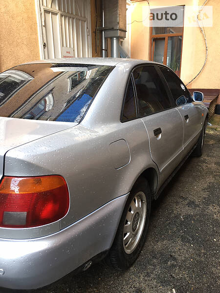 Седан Audi A4 1995 в Чернівцях