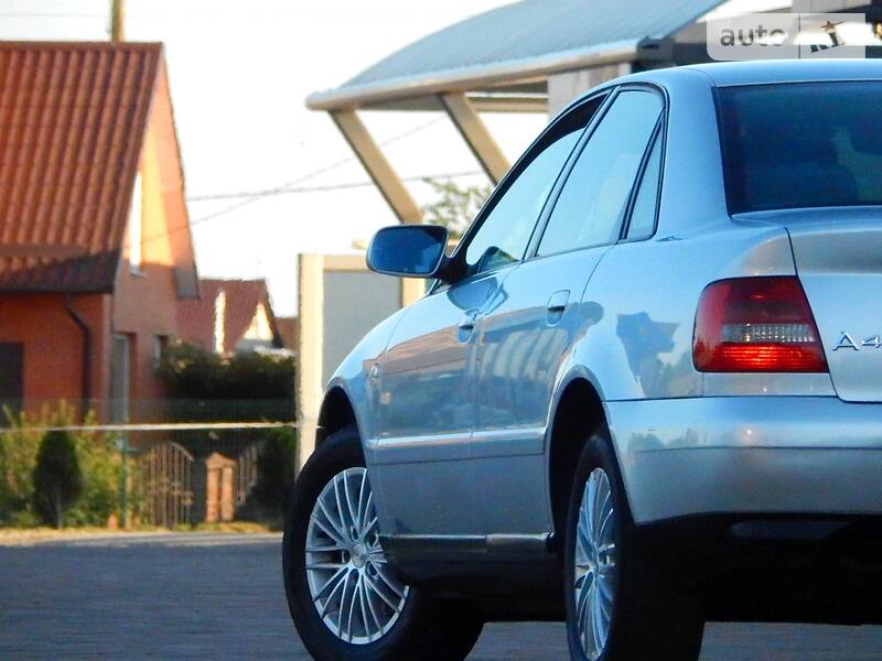 Седан Audi A4 2000 в Сарнах