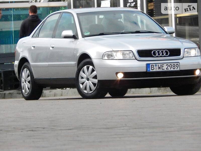 Седан Audi A4 2000 в Сарнах