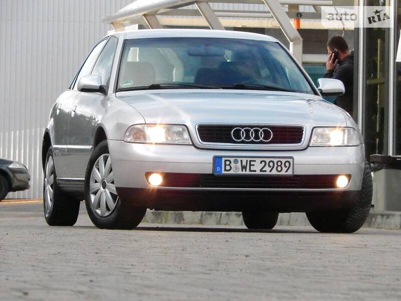 Седан Audi A4 2000 в Сарнах