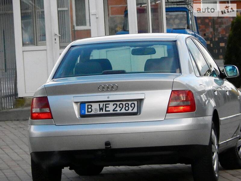 Седан Audi A4 2000 в Сарнах