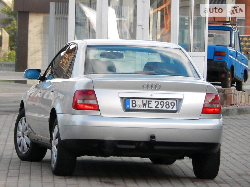 Седан Audi A4 2000 в Сарнах