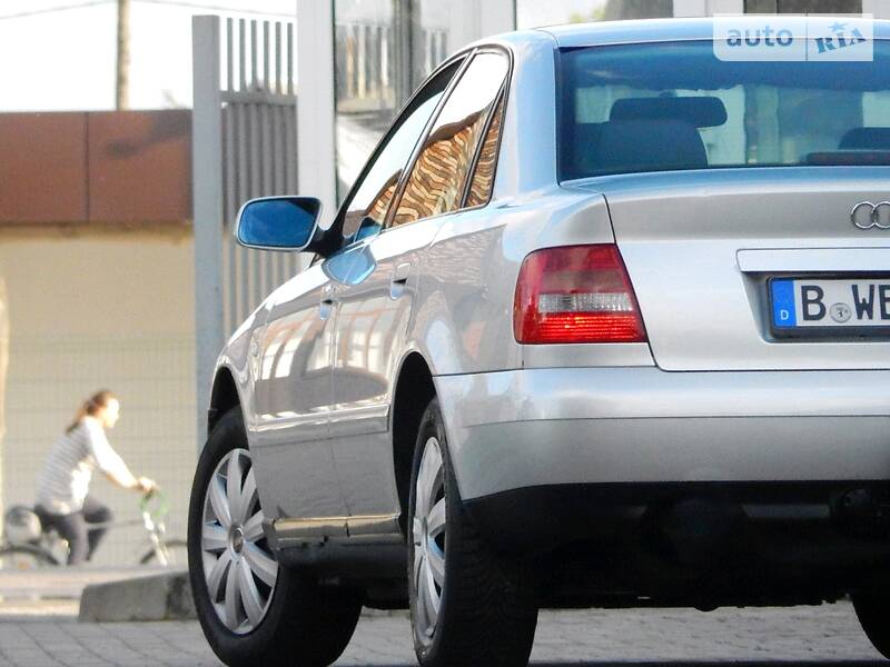 Седан Audi A4 2000 в Сарнах