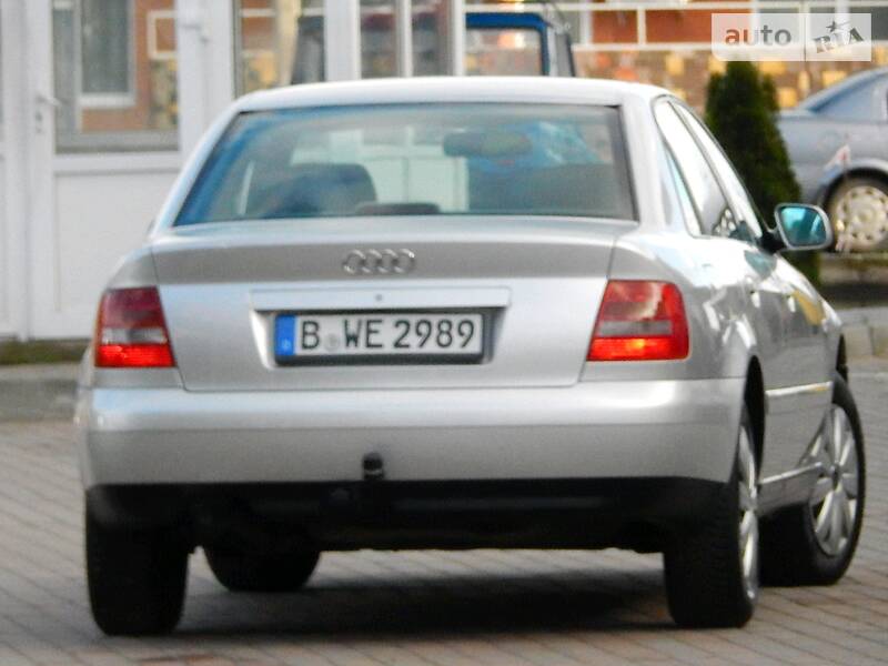 Седан Audi A4 2000 в Сарнах