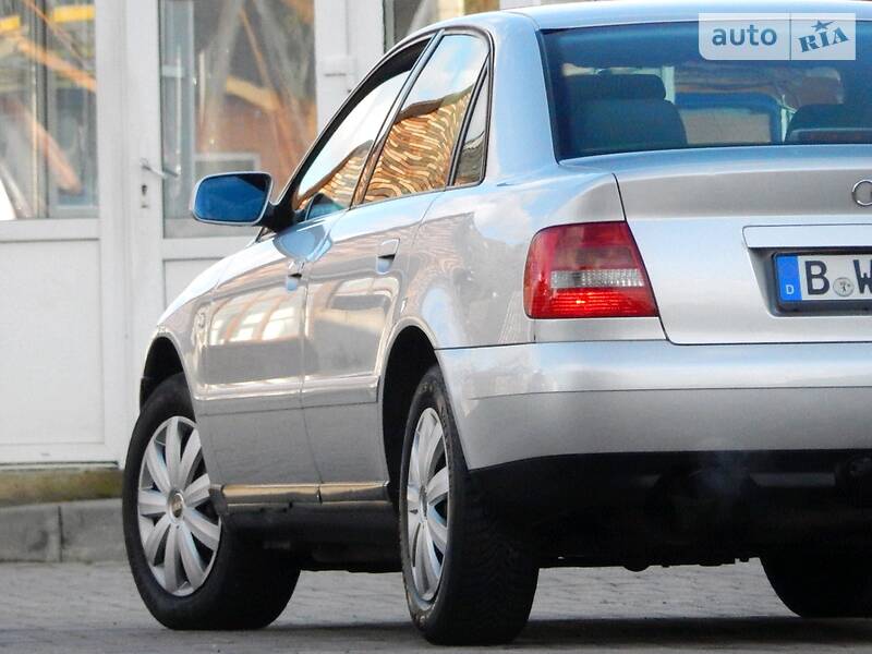 Седан Audi A4 2000 в Сарнах