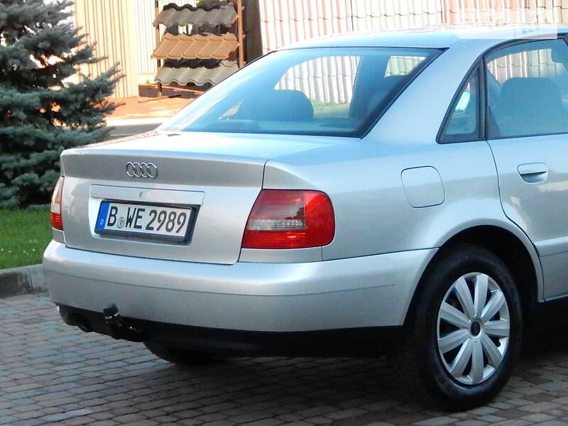 Седан Audi A4 2000 в Сарнах
