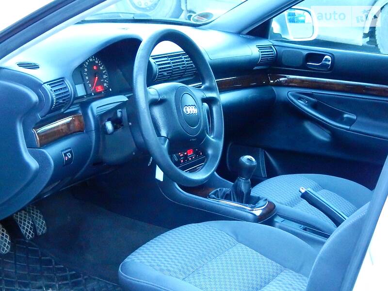 Седан Audi A4 2000 в Сарнах