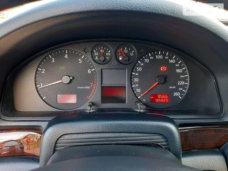 Седан Audi A4 2000 в Сарнах