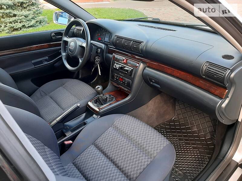 Седан Audi A4 2000 в Сарнах