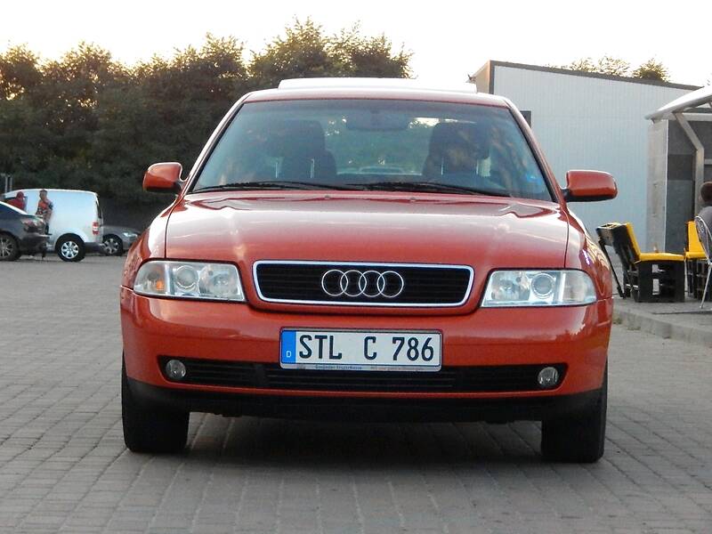 Седан Audi A4 2000 в Сарнах