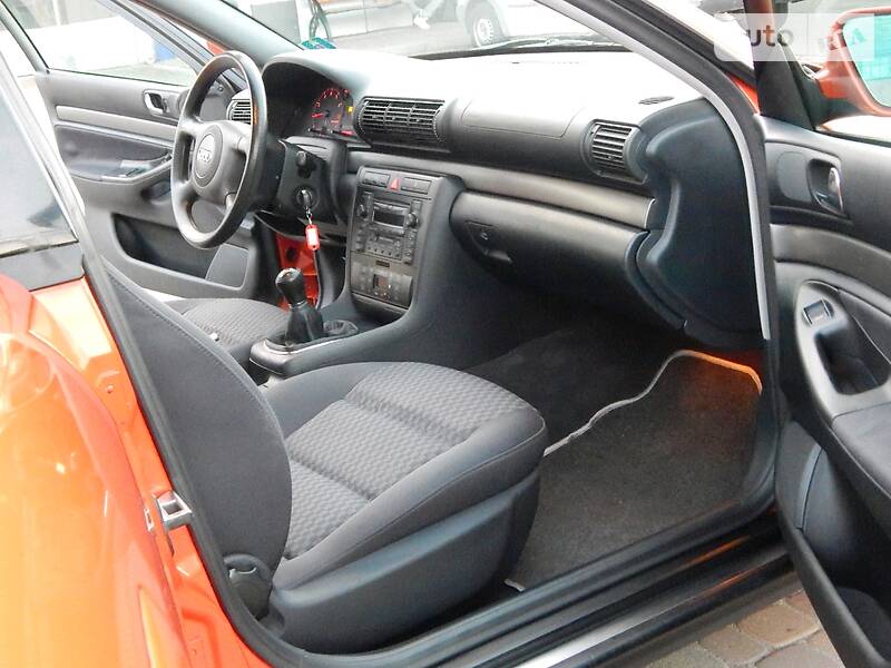 Седан Audi A4 2000 в Сарнах