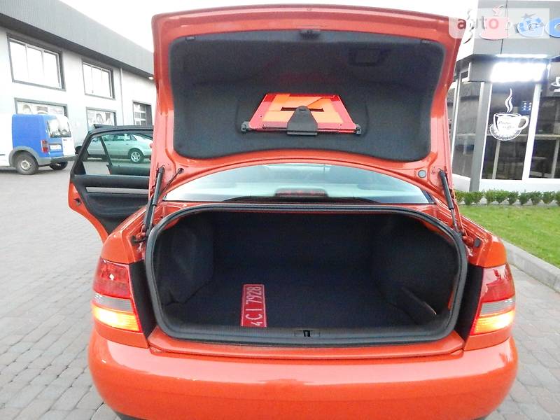 Седан Audi A4 2000 в Сарнах