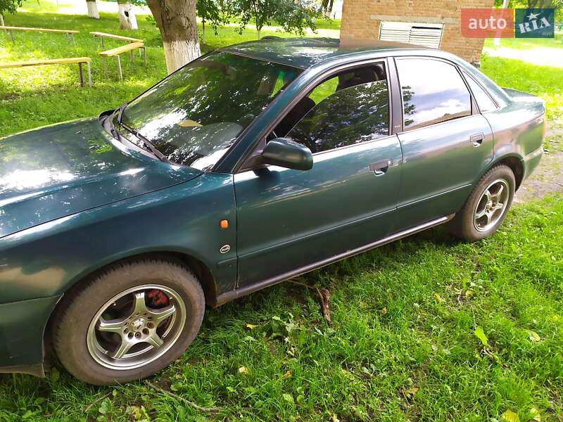 Седан Audi A4 1996 в Теплике