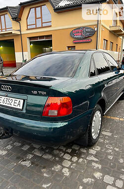 Седан Audi A4 1996 в Самборе