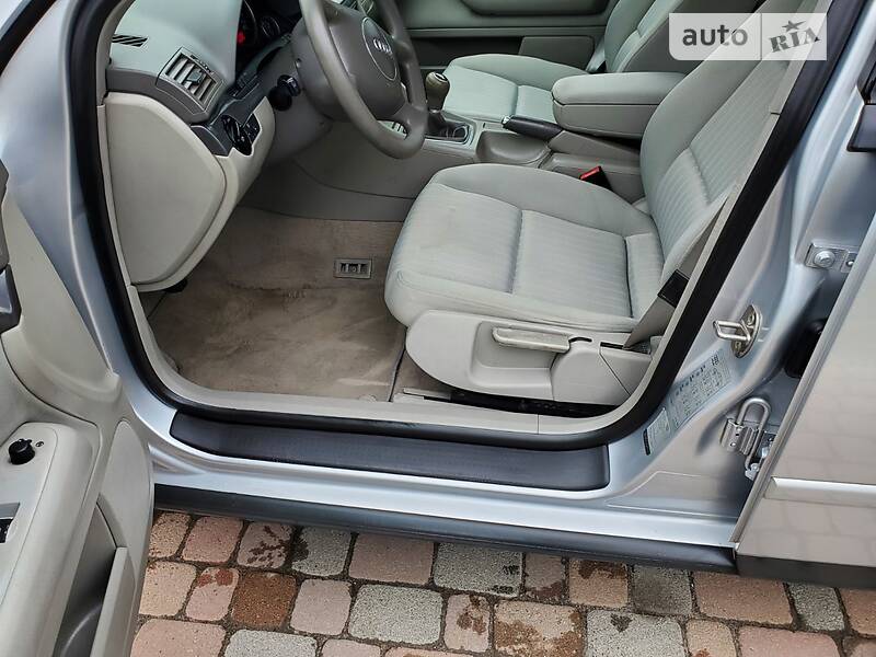 Седан Audi A4 2003 в Сарнах