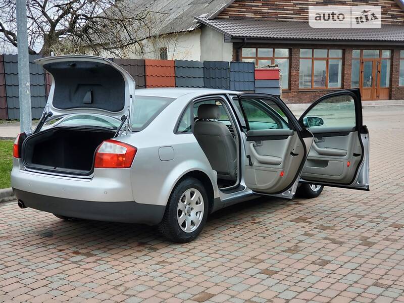 Седан Audi A4 2003 в Сарнах