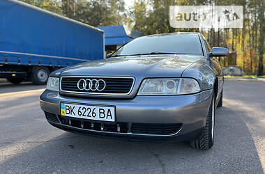 Седан Audi A4 1995 в Сарнах