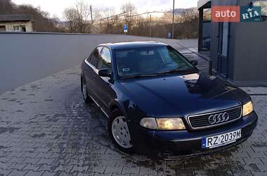 Седан Audi A4 1998 в Воловце
