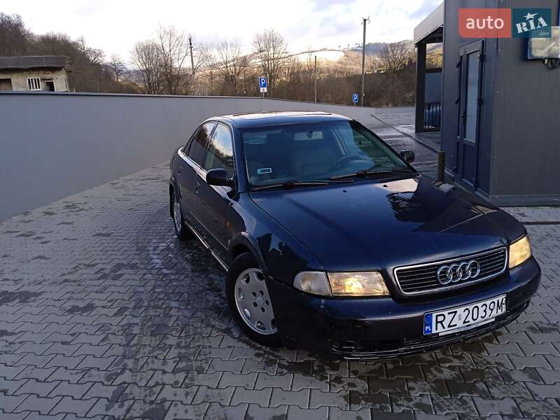 Седан Audi A4 1998 в Воловце