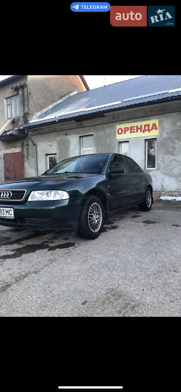 Седан Audi A4 1995 в Львове