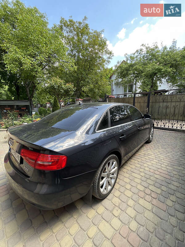 Седан Audi A4 2012 в Львове
