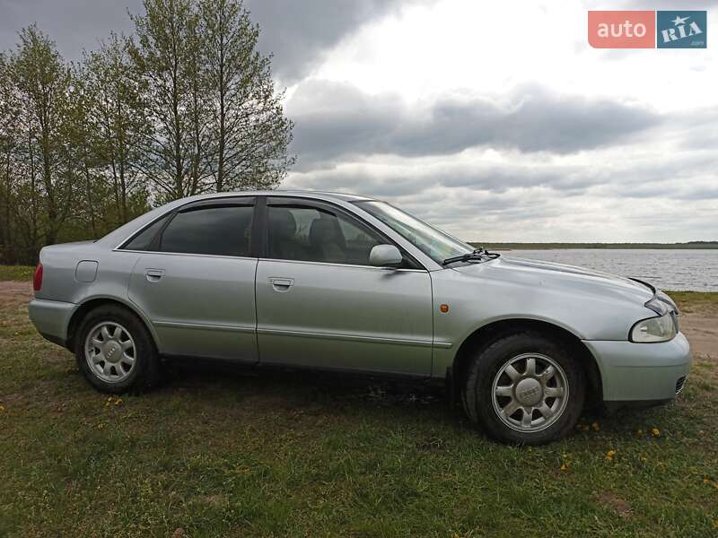 Седан Audi A4 1998 в Любешове