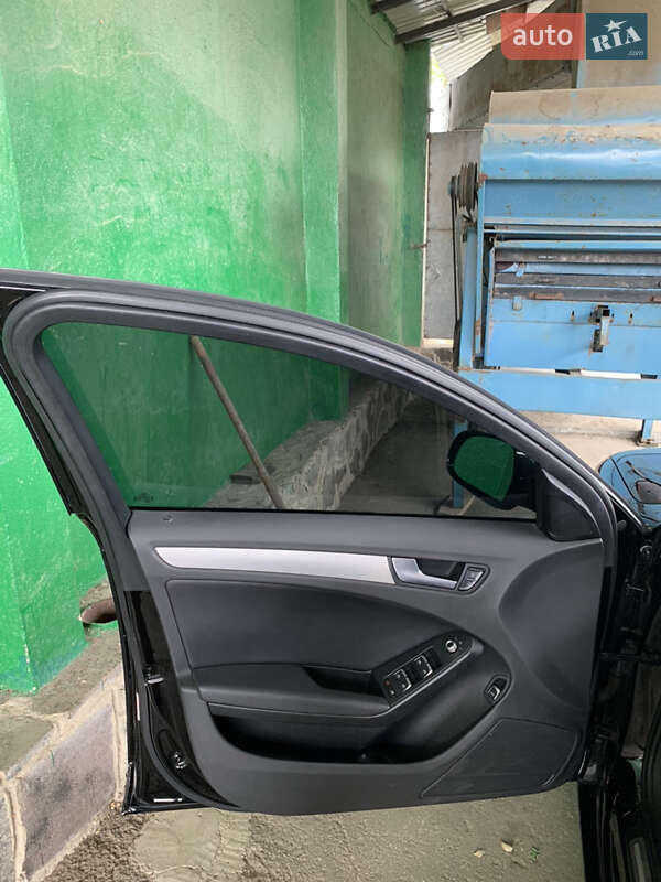 Седан Audi A4 2012 в Гайвороне