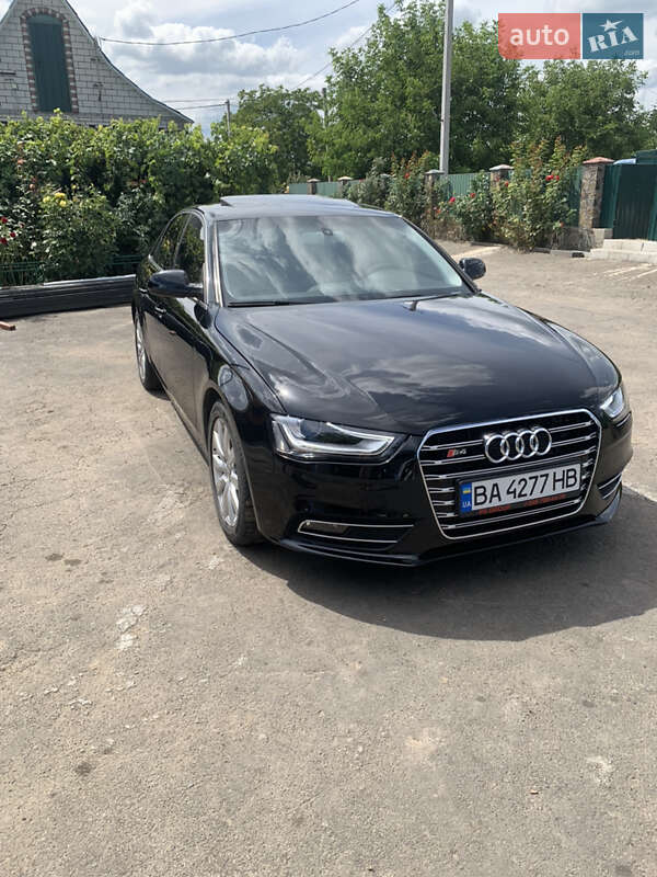 Седан Audi A4 2012 в Гайвороне