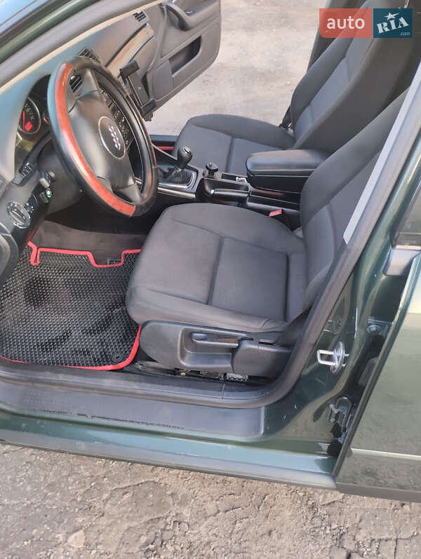 Седан Audi A4 2001 в Ратным