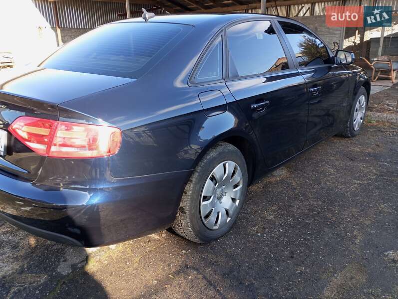 Седан Audi A4 2010 в Львове