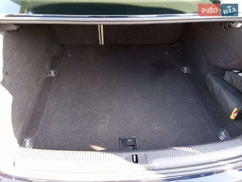 Седан Audi A4 2010 в Львове