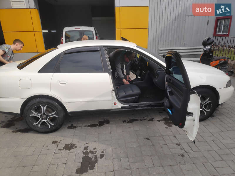 Седан Audi A4 1998 в Сарнах