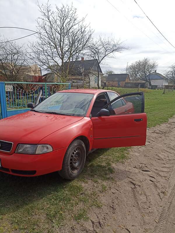 Седан Audi A4 1995 в Владимир-Волынском