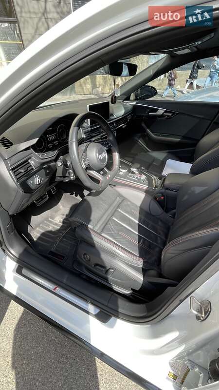 Седан Audi A4 2017 в Чернигове
