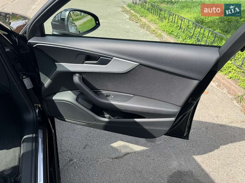 Универсал Audi A4 2018 в Киеве