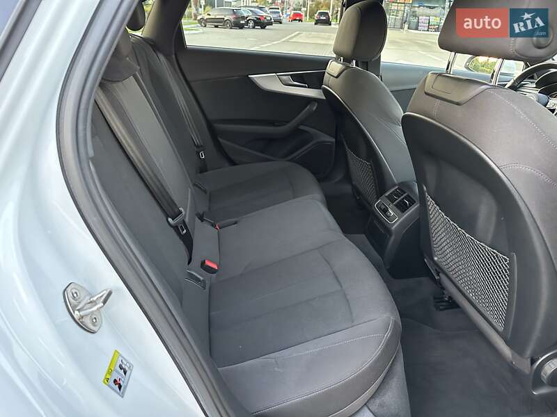 Седан Audi A4 2016 в Львове
