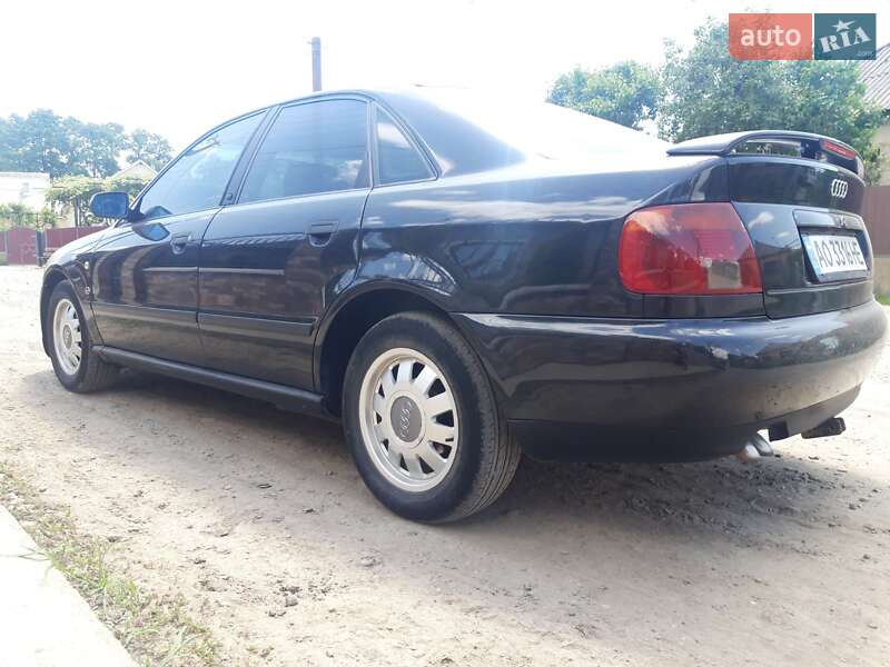 Седан Audi A4 1995 в Виноградові