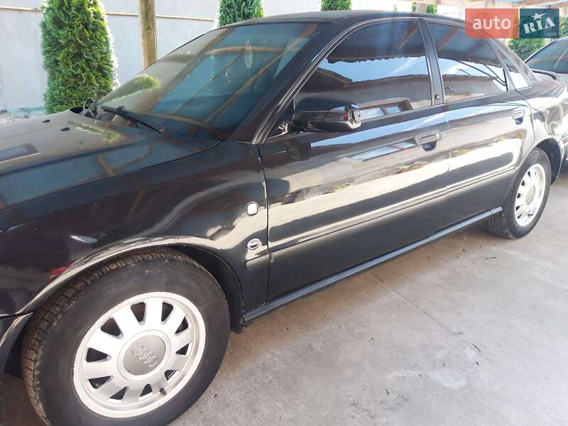 Седан Audi A4 1995 в Виноградові