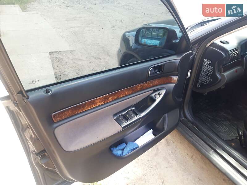 Седан Audi A4 1995 в Виноградові