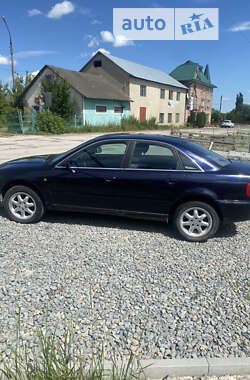 Седан Audi A4 1998 в Хотині