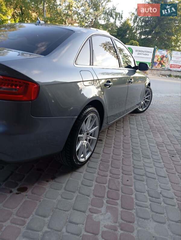 Седан Audi A4 2013 в Золочеві