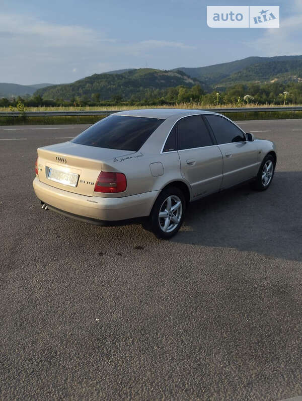 Седан Audi A4 2000 в Виноградові