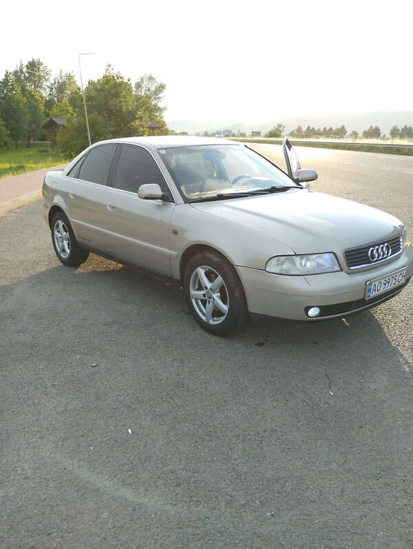 Седан Audi A4 2000 в Виноградові